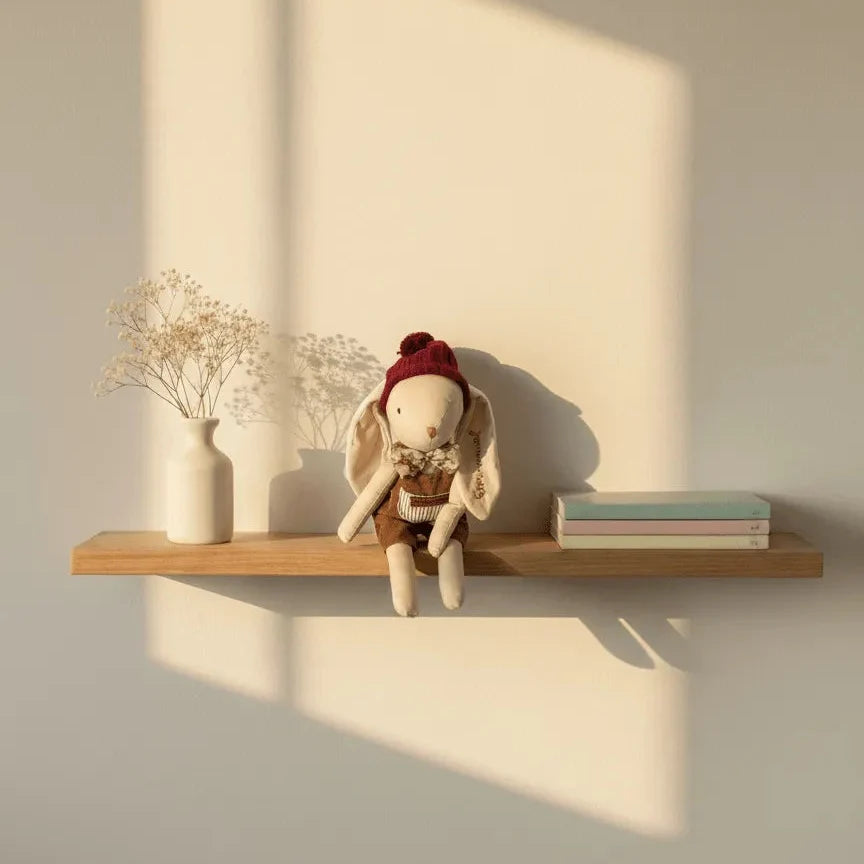 Muñeco artesanal sobre repisa de madera, decoración de habitación infantil estilo nórdico