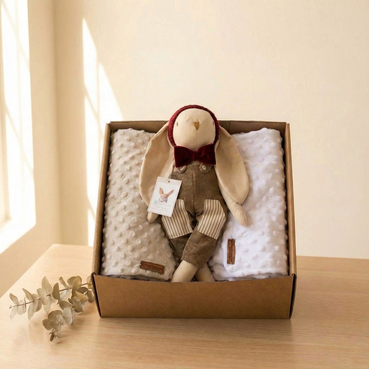 Caja regalo para bebé con dos mantas minky con textura de puntos (tonos neutros) y peluche ballena suave encima