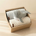 Caja regalo para bebé con dos mantas minky con textura de puntos (tonos neutros) y peluche ballena suave encima