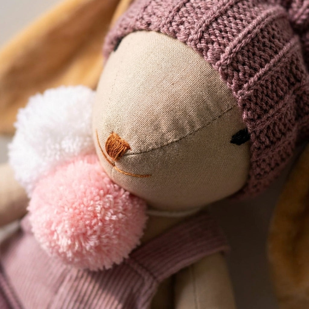 Detalle macro del gorro tejido a crochet y la pana de la conejita artesanal