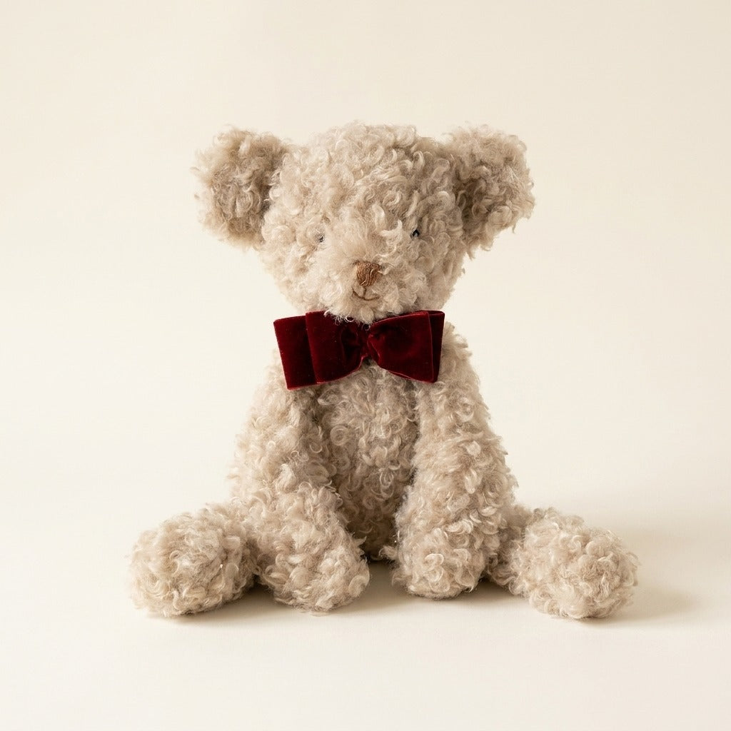 Osito de peluche rizado color crema con moño de terciopelo burdeos, hecho a mano