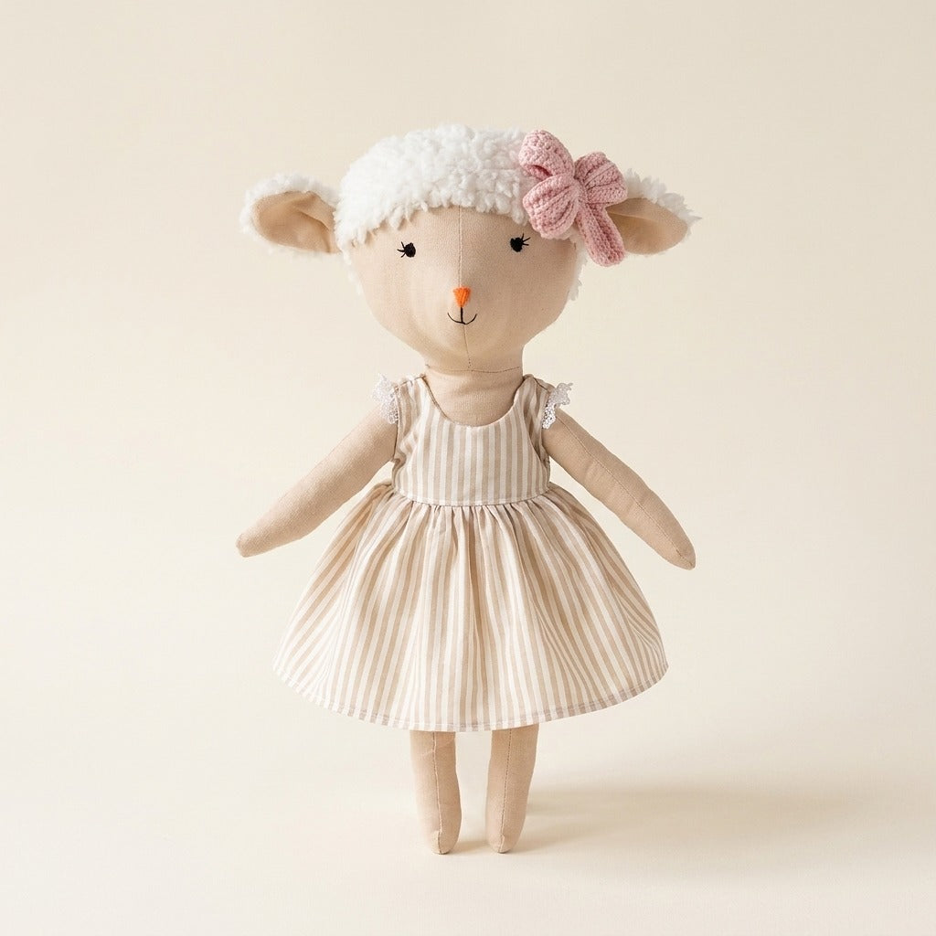 Ovejita de tela hecha a mano con vestido de rayas beige y moño tejido rosa